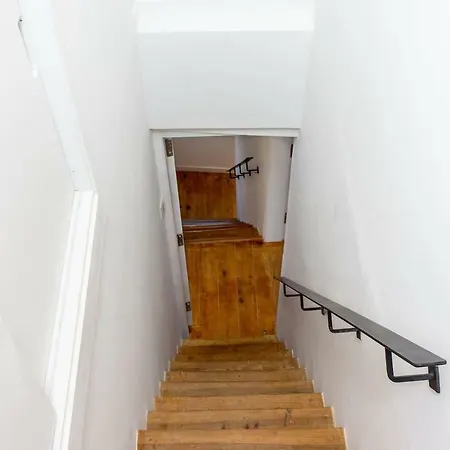 Lovelystay - Turquoise River View Ii