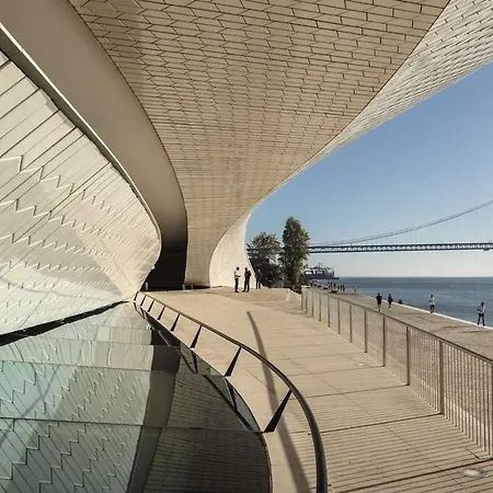 Lovelystay - Turquoise River View Ii * Lissabon