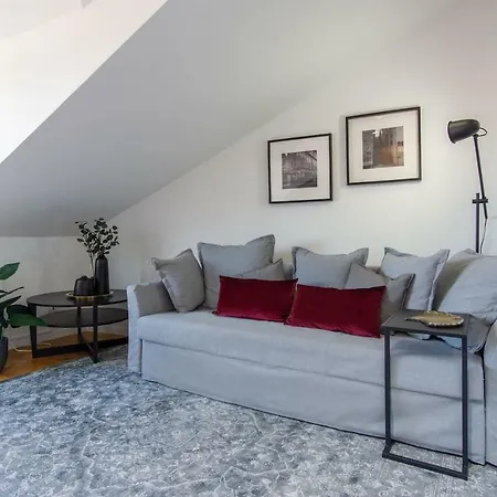 Lovelystay - Turquoise River View Ii Lissabon