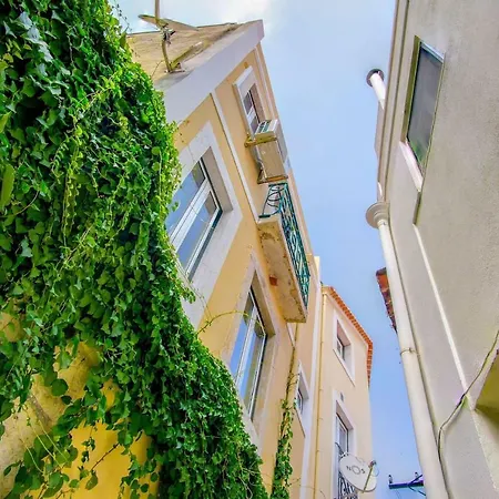 Lovelystay - Turquoise River View Ii Lissabon